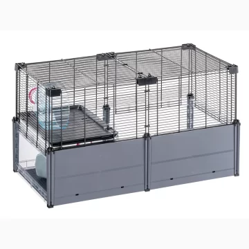 Vista trasera de la jaula Ferplast Multipla para jerbos, mostrando la estructura metálica y la base de plástico transparente